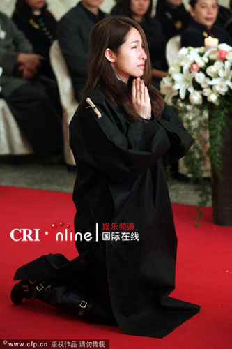 Taiwan pop singer Elva Hsiao mourns on her knees at her mother's memorial ceremony in Taipei on Monday, January 11, 2009.