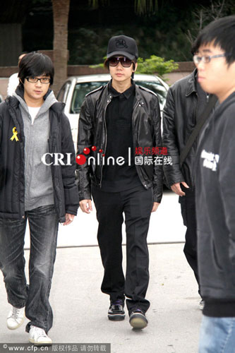 JJ Lin arrives for the memorial ceremony of Elva Hsiao's mother in Taipei on Monday, January 11, 2009.