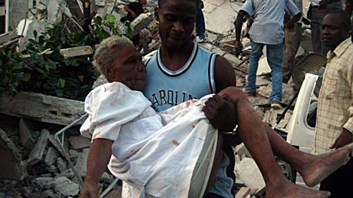 A strong earthquake with a confirmed magnitude of 7.0 occurred on Tuesday near Haiti, the U.S. Geological Survey (USGS) reported. Photo taken on Jan. 13, 2010 shows injured people in Haiti&apos;s capital Port-au-Prince.[Xinhua]