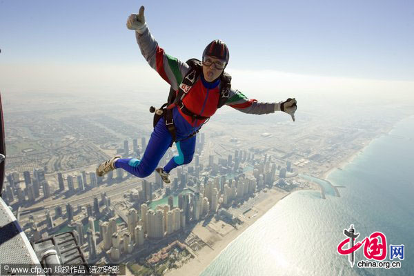  Female Moroccan skydiver Soumia exits an aircraft over Dubai Marina as she competes in the International Parachuting World Championship in Dubai, January 13, 2010. [CFP]