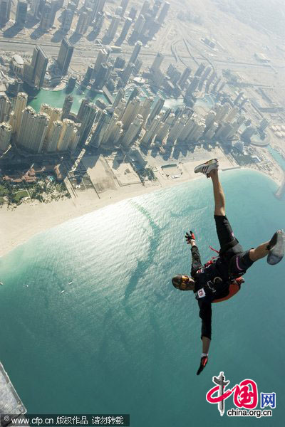 An Emirati skydiver exits an aircraft over Dubai Marina as he competes in the International Parachuting World Championship in Dubai, January 13, 2010. [CFP]