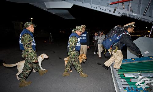 Members of Mexican Navy along with sniffer dogs prepares to depart Mexico city for Haiti on January 13, 2010. Rescuers, sniffer dogs, equipment and supplies headed to Haiti by air and sea in a global response to a horror earthquake feared to have killed more than 100,000 people. [Xinhua/AFP]