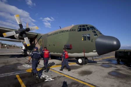 Rescue workers prepare before departing in a Venezuelan Army plane with aid supplies for Haiti at the Simon Bolivar airport in Caracas January 13, 2010. (Xinhua/Reuters Photo)