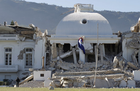 A view shows the badly damaged presidential palace after an earthquake in Port-au-Prince January 13, 2010. A major earthquake rocked Haiti, killing possibly thousands of people as it toppled the presidential palace and hillside shanties alike and left the Caribbean nation appealing for international help.(Xinhua/Reuters Photo)