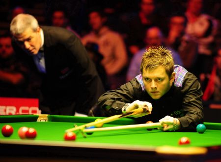 Mark Allen of Northern Ireland (R) competes in the Wembley Masters Snooker against three-time World champion John Higgins of Scotland at the Wembley Arena in London on Jan. 13, 2010.