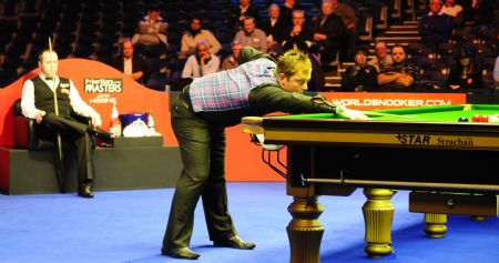 Mark Allen of Northern Ireland (R) competes in the Wembley Masters Snooker against three-time World champion John Higgins of Scotland at the Wembley Arena in London on Jan. 13, 2010. Mark Allen defeated world champion Higgins 6-3 here on Wednesday to book a fight against Mark Selby in Friday's quarterfinals. (Xinhua/Wang Yahong) 