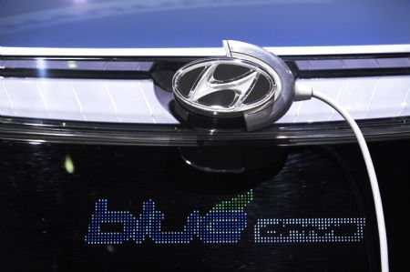 Hyundai's Blue-will hybrid concept car is presented during the second press preview day of the 2010 North American International Auto Show (NAIAS) at Cobo center in Detroit, Michigan, U.S.A., Jan. 12, 2010. (Xinhua/Zhang Jun) 