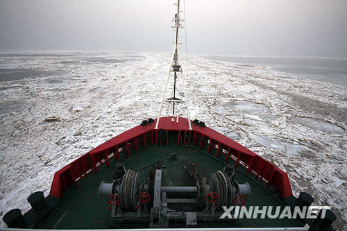 An oil tanker trapped amid sea ice off east China coast was pulled to the shore Thursday without casualties or oil leakage.