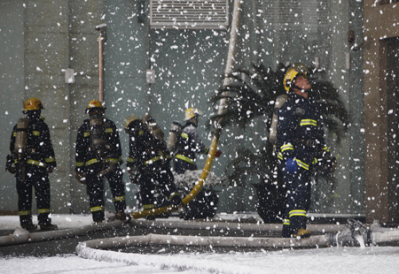 Chinese firefighters take part in an exercise in case of emergencies during the Shanghai World Expo 2010 in Shanghai, Jan. 14, 2010. [Xinhua]