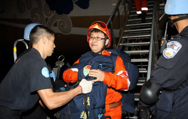A Chinese emergency rescue team arrives at the airport in Haitian capital Port-au-Prince on Jan. 14, 2010. The rescue team arrived early Thursday local time, to help the rescue operation after an earthquake in which up to 100,000 people are feared dead and eight Chinese are still missing. [Xinhua]