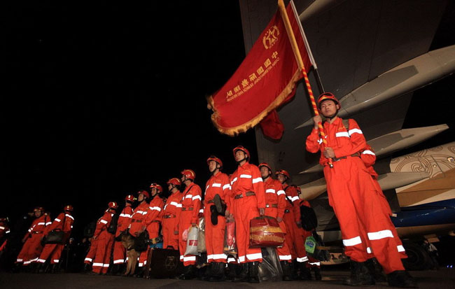 A Chinese emergency rescue team arrives at the airport in Haitian capital Port-au-Prince on Jan. 14, 2010. The rescue team arrived early Thursday local time, to help the rescue operation after an earthquake in which up to 100,000 people are feared dead and eight Chinese are still missing. [Xinhua]