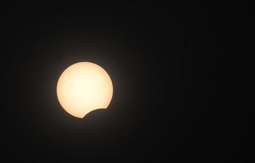 People across China turned their eyes skyward Friday, Jan. 15, when daylight faded as the sun changed into blazing ring surrounding a dim disk Friday afternoon. [Xinhua]