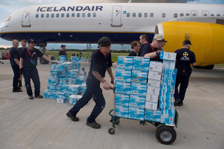 Iceland's search-and-rescue team arrives in Haitian capital with packages of drinking water.(Xinhua/AFP Photo)