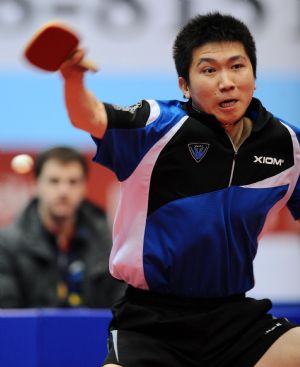 Penhold player, South Korea's Rye Seung-min returns a shot against China's Wang Liqin, a Shakehand player, during a table tennis charity competition between the Shakehand team and the Penhold team in Chengdu, capital of Southwest China's Sichuan Province, Jan. 14, 2010.