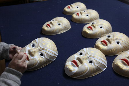 Unmasking the Chinese Lunar New Year of the Tiger, Zhu Jiannan (R) and his wife don tiger-themed opera masks at their home in Changsha, capital of central China's Hunan province January 11, 2010. [CFP photo]