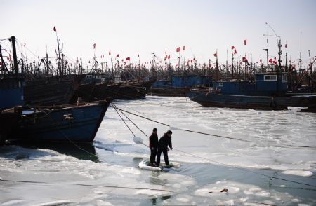 Fishermen return to the shore by raft at Sanshandao Fishing Port of Laizhou City, east China's Shandong Province, Jan. 15, 2010.