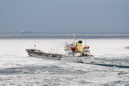 A vessel travels through sea ice diffcultly to leave Laizhou Port of Laizhou City, east China's Shandong Province, Jan. 15, 2010.