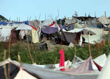 Photo taken on Jan. 16, 2010 shows a shelter of the earthquake refugees in Port-au-Prince, capital of Haiti. (Xinhua/Yuan Man)