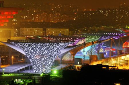 Photo taken on Jan. 16, 2010 shows the effulgent illumination in trial operation to the Sunshine Valley of 2010 Shanghai World Expo, in Shanghai, east China. The overall exhibition installation will be finished in late March and the organization of Shanghai Expo goes very well to meet the upcoming 100 days countdown of Shanghai Expo. Since five permanent buildings and about one hundred other pavilions are ready, the overall exhibition installation has already started. (Xinhua/Guo Changyao)
