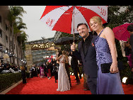 Host Ricky Gervais arrives with a guest at the 67th Annual Golden Globe Awards at the Beverly Hilton in Beverly Hills, CA Sunday, January 17, 2010. [HFPA/China.org.cn] 