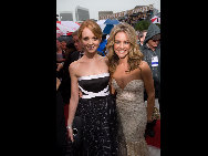 Actresses Jayma Mays and Jessalyn Gilsig arrive at the 67th Annual Golden Globes Awards at the Beverly Hilton in Beverly Hills, CA Sunday, January 17, 2010. [HFPA/China.org.cn] 