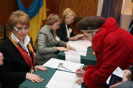 A woman gets her ballot at a polling station in Kiev, capital of Ukraine, on Jan. 17, 2010. Ukrainian voters started to cast votes on Sunday to choose their next president out of 18 candidates. (Xinhua/Song Zongli)