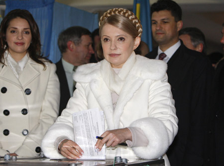 Opposition leader Viktor Yanukovich and Prime Minister Yulia Tymoshenko are to compete in a run-off vote in the Ukrainian presidential election, exit polls showed on Sunday.