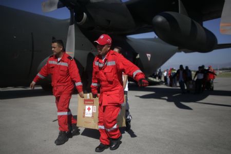  Mexican rescuers unload relief goods from a cargo plane in Haitian capital Port-au-Prince on Jan. 16, 2010. International rescuers are rushing to Haiti following a devastating earthquake on Jan. 12. (Xinhua)