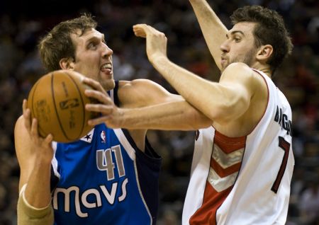 Dallas Mavericks forward Dirk Nowitzki (L) goes up against Toronto Raptors forward Andrea Bargnani during the first half of their NBA basketball game in Toronto January 17, 2010. 