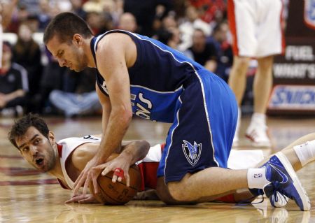 Toronto Raptors guard Jose Calderon and Dallas Mavericks guard Jose Barea (R) go after a loose ball during the first half of their NBA basketball game in Toronto January 17, 2010. 