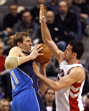 Toronto Raptors forward Hedo Turkoglu defends against Dallas Mavericks forward Dirk Nowitzki (L) during the first half of their NBA basketball game in Toronto January 17, 2010.