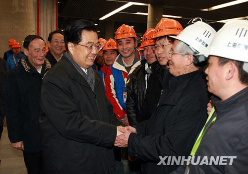 Hu Jintao (L front), general secretary of the Central Committee of the Communist Party of China, Chinese president and chairman of the Central Military Commission, shakes hands with workers and personnel who work for the construction of the Shanghai World Expo park in Shanghai yesterday. Hu Jintao paid a visit here to inspect the preparation of Shanghai World Expo. -Xinhua 