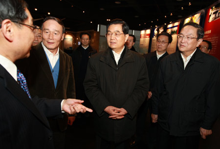 Hu Jintao (C), general secretary of the Central Committee of the Communist Party of China, Chinese president and chairman of the Central Military Commission, inspects the heavy equipment manufacturing base of Shanghai Electric Group Co., Ltd. ,in Shanghai, east China, on Jan. 15, 2010. Hu Jintao made an inspection tour in Shanghai on Jan. 14-17. [Xinhua]