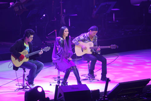 Veteran singer Na Ying staged a concert in Macao on January 16, 2010. She was the first mainland singer who held a solo concert in the Special Administrative Region of China.