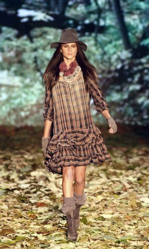 A model presents a creation from Colcci's Fall/Winter 2010/11 collection during the Sao Paulo Fashion Week in Sao Paulo January 17, 2010.