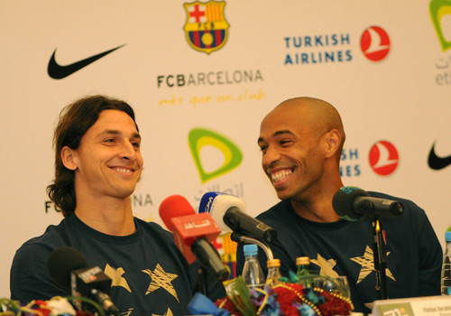 Barcelona's Zlatan Ibrahimovic (L) and Thierry Henry react during a news conference at Movenpick hotel in Kuwait City December 20, 2009.  (Xinhua Photo) 