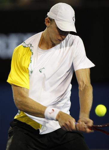 Kevin Anderson of South Africa returns a shot during the first round match of men's singles against Andy Murray of Great Britain in 2010 Australian Open in Melbourne, Jan.18, 2010. Murry won 3-0. (Xinhua/Wang Lili)