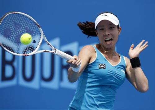 Zheng Jie of China returns the ball to her compatriot Peng Shuai during their first round match of women's singles in 2010 Australian Open at Court 8 in Melbourne, Australia, Jan. 18, 2010. (Xinhua/Wang Lili) 