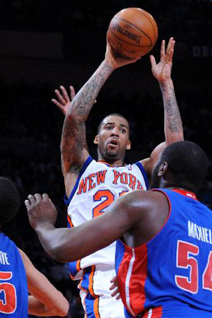 Wilson Chandler (above) of New York Knicks passes the ball during the NBA basketball game against Detroit Pistons in New York, the United States, Jan. 18, 2010. Knicks won 99-91. 