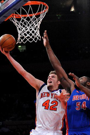 David Lee (L) of New York Knicks goes to the basket during the NBA basketball game against Detroit Pistons in New York, the United States, Jan. 18, 2010. 