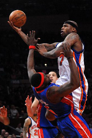 Al Harrington (above) of New York Knicks goes to the basket during the NBA basketball game against Detroit Pistons in New York, the United States, Jan. 18, 2010. 