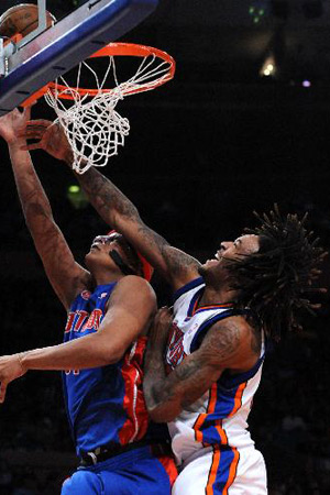 Jordan Hill (R) of New York Knicks competes during the NBA basketball game against Detroit Pistons in New York, the United States, Jan. 18, 2010.