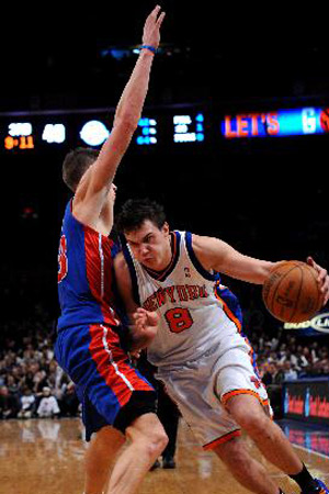 Danilo Gallinari (R) of New York Knicks controls the ball during the NBA basketball game against Detroit Pistons in New York, the United States, Jan. 18, 2010. 