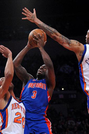 Rodney Stuckey (C) of Detroit Pistons shoots during the NBA basketball game against New York Knicks in New York, the United States, Jan. 18, 2010. 