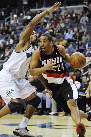 Andre Miller (R) of Portland Trail Blazers controls the ball during the NBA basketball game against Washington Wizards in Washington, the United States, Jan. 18, 2010. Wizards won 97-92.