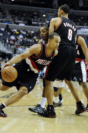 Jerryd Bayless (front L) of Portland Trail Blazers controls the ball during the NBA basketball game against Washington Wizards in Washington, the United States, Jan. 18, 2010. 