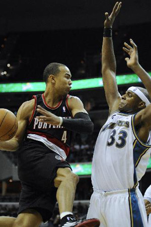 Jerryd Bayless (L) of Portland Trail Blazers goes to the basket during the NBA basketball game against Washington Wizards in Washington, the United States, Jan. 18, 2010. 