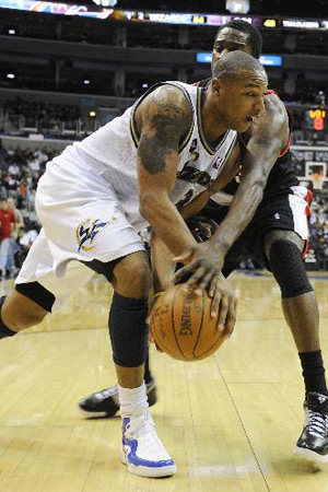 Caron Butler (front) of Washington Wizards controls the ball during the NBA basketball game against Portland Trail Blazers in Washington, the United States, Jan. 18, 2010. 