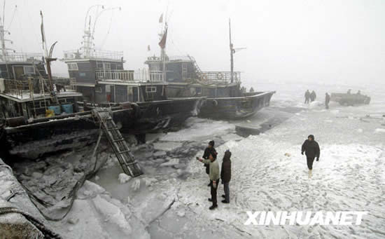 Fishing vessels are stuck in the ice at a port in Jinzhou City, northeast China's Liaoning Province in the photo taken on Monday, January 18, 2010. Bohai Sea and its coastal region experience the most severe icing in 30 years due to the conditions of the current cold wave. [Xinhuanet] 