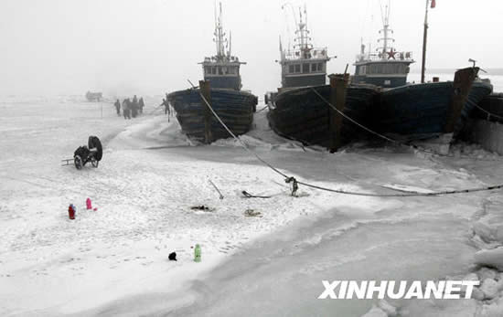 Fishing vessels are stuck in the ice at a port in Jinzhou City, northeast China's Liaoning Province in the photo taken on Monday, January 18, 2010. Bohai Sea and its coastal region experience the most severe icing in 30 years due to the conditions of the current cold wave. [Xinhuanet]